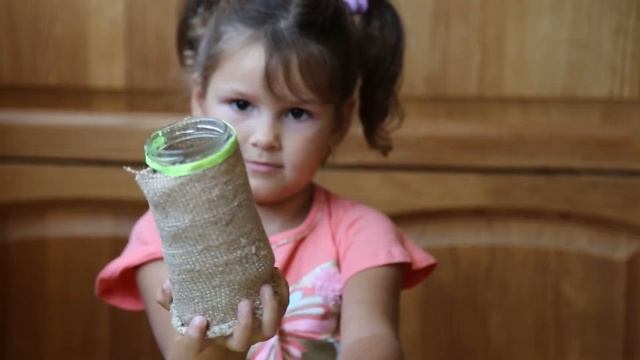 Вазочка, украшенная мешковиной и цветами из лент смотреть онлайн