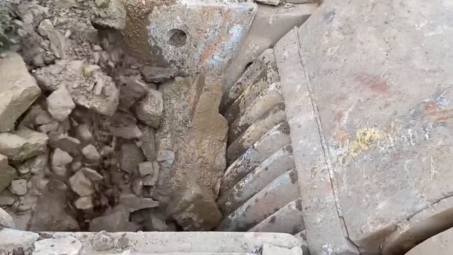 Строительство, дробление щебёнки