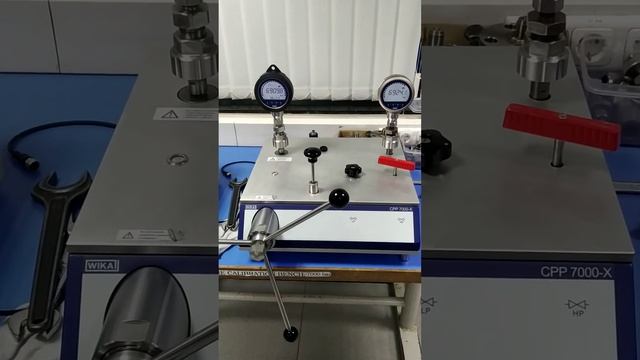 WIKA Hydraulic comparison test pump CPP7000-X + Digital pressure gauge CPG1500
