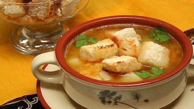 Гороховый суп с копченостями и гренками