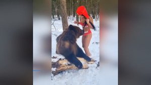 Русская девушка смело гуляет по лесу... с медведем