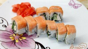 Ролл с крабовой палочкой, салатом и слабосоленым лососем сверху