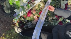 С букетом роз на могиле Евгении Добровольской / Троекуровское кладбище 19 января 2025 г.