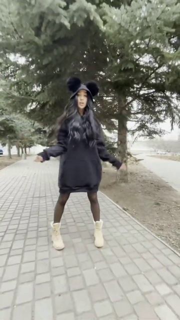 Уютное  худи с бубончиками из Меха кролика Modnica shop