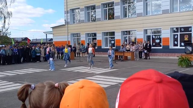 Торжественная линейка, посвященная окончанию учебного года. Младшие классы. 2023 год смотреть онлайн