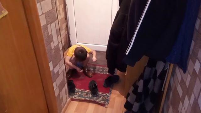 Учимся завязывать шнурки!😃😄 смотреть онлайн