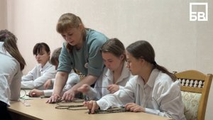 Участницы сообщества «Жёны Героев» провели для детей мастер-класс по плетению «браслетов выживания»