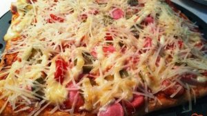 Мясная пицца на слоеном тесте с маринованным огурцом