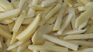 Жаренный картофель с кабачками и салом с прорезью