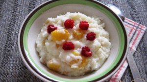 Молочная рисовая каша с фруктами