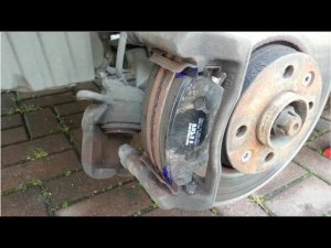 Как избавиться от грохота тормозных колодок