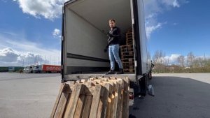 Чего вы точно не знали о работе дальнобойщиком | Грузим паллеты в паллетник | Работа на Фуре