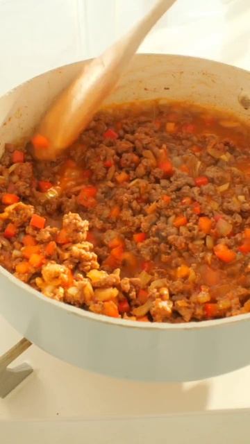 Запеканка с мясом и картофелем на сковороде 🥰🥘  Можно не запекать, а также потушит