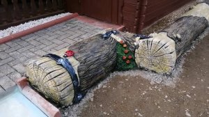 бордюр  на  даче  в  виде  бревна  из  арт бетона работа Ольги  Ван.