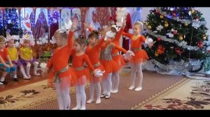 Танец детей на новогоднем утреннике + харизматичная Баба Яга