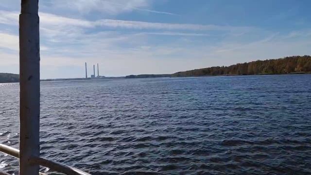Паромная переправа через реку Волга