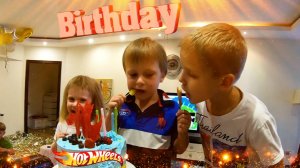 Филипп и Лев на Birthday party Миши | Игрушки и торт Hot Wheels | Шоу с воздушной пушкой