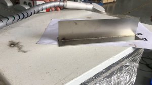 Ручной лазерный сварочный аппарат мощностью 400 Вт для сварки нержавеющей стали толщиной 2 мм.