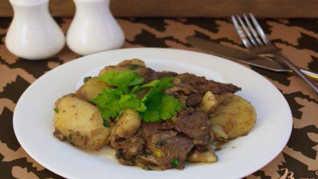 Куриная печень тушеная с картофелем