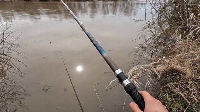 Рыбалка на поплавок. С удочкой по реке. смотреть онлайн