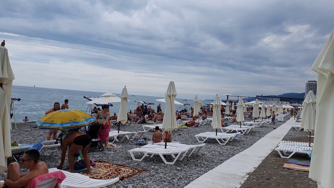 Сочи Лазаревское 11.07.2019 спокойное море пустой пляж погода налаживается