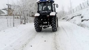 Трактор Lovol 754b показывает свою силу в холодную погоду.