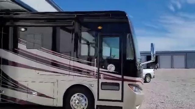 2013 Tiffin Freightliner Phaeton Pulling Out of Garage смотреть онлайн