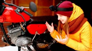 Девушка пытается завести мотоцикл МИНСК😬_#18