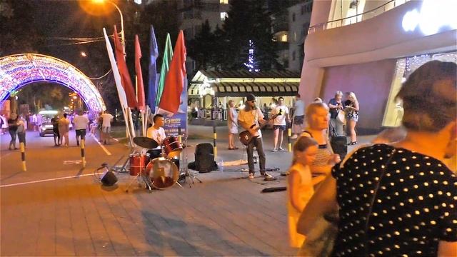Развлечения в Анапе вечером 2019. Слушаем рок-группу с девушкой солисткой на Театральной площади.