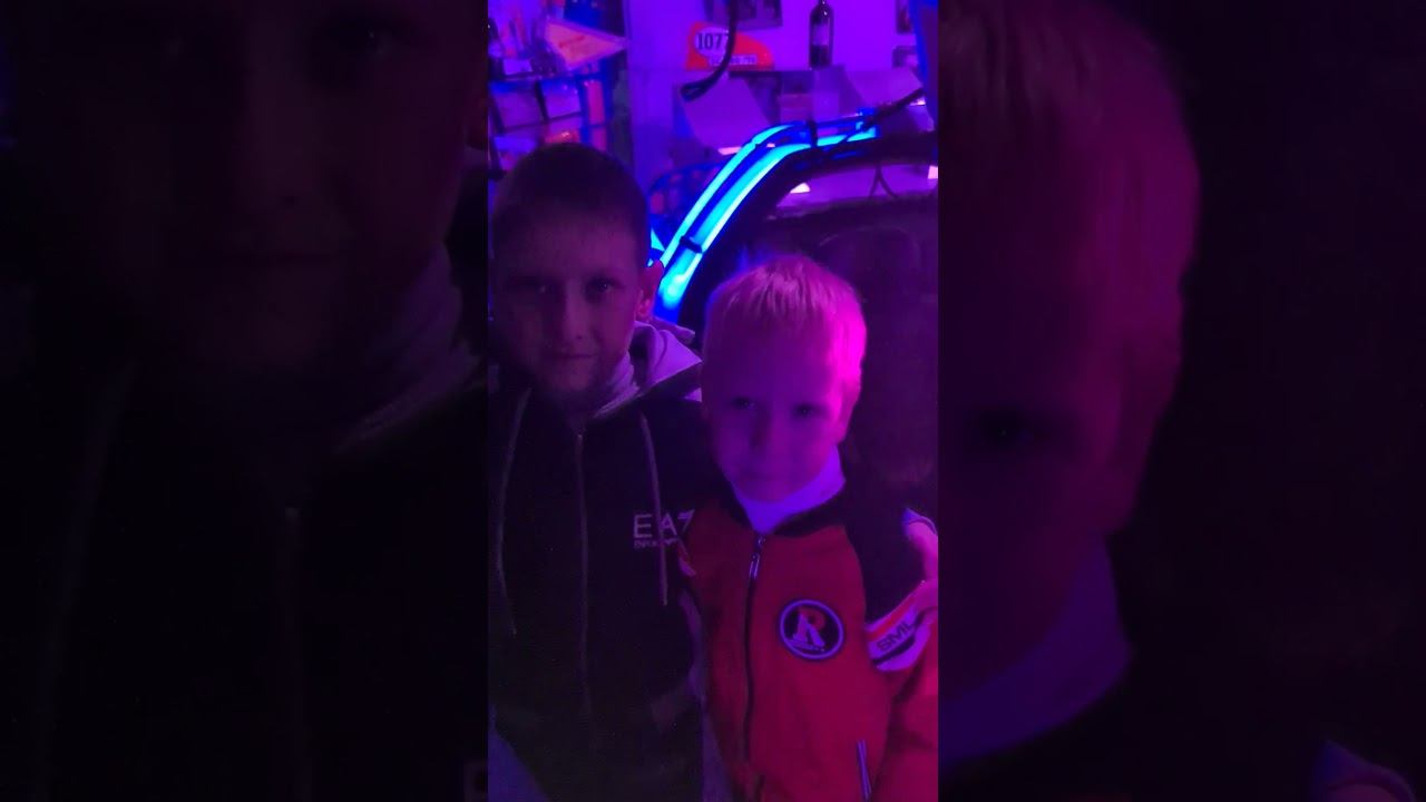 Шоу очень крутое, много экспериментов. Мама с парой экспериментаторов рассуждают о научном шоу смотреть онлайн