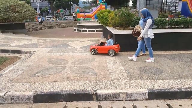 Liburan keluarga mainan mobil balap