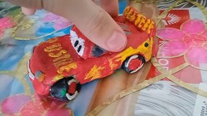 Два Молнии Маккуина из пластилина