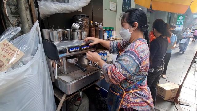 Best STREET FOOD Between Breakfast and Lunch in BANGKOK