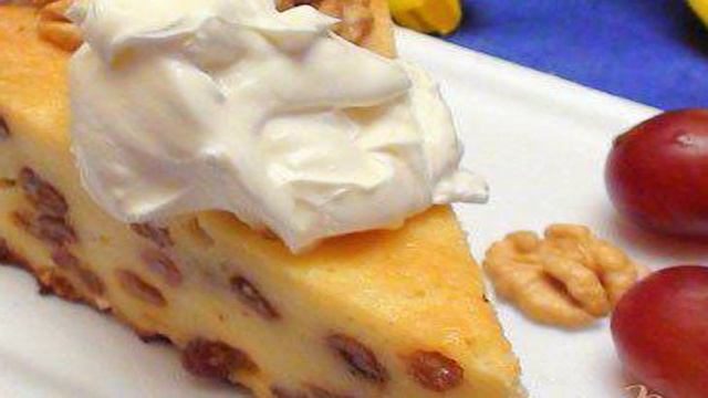 Творожная запеканка с изюмом и сметанным соусом. Классика жанра.