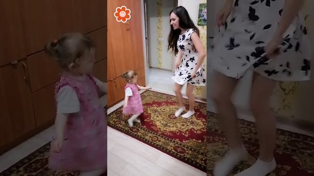 Моя внучка Эвелиночка и сноха Лиза танцуют