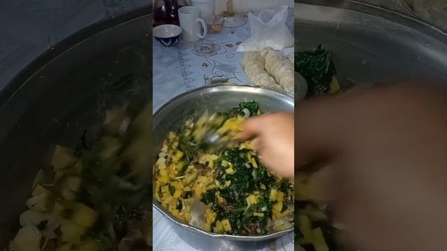 САМСА С ЗЕЛЕНЬЮ И С МЯСОМ/ ПЕКЁМ  С ДАМИРОМ #готовимдома #подомашнему #рекомендации #самсаслоеная