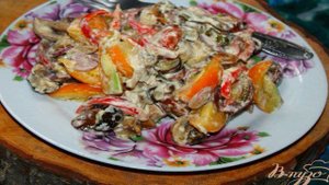 Салат с жареными шампиньонами, помидорами и сыром