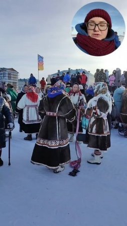 Забег женщин в зимних ягушках. Массовый старт на Дне Оленевода в с. Яр-Сале (Ямал)