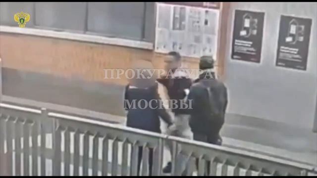 На «Нижегородской» пассажир напал на сотрудницу метро, когда та проверяла сумку другого пассажира‼️