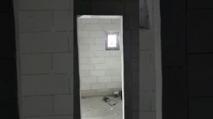Как исправить дверной проём из газобетона? Сужаем проём и смещаем его в сторону!