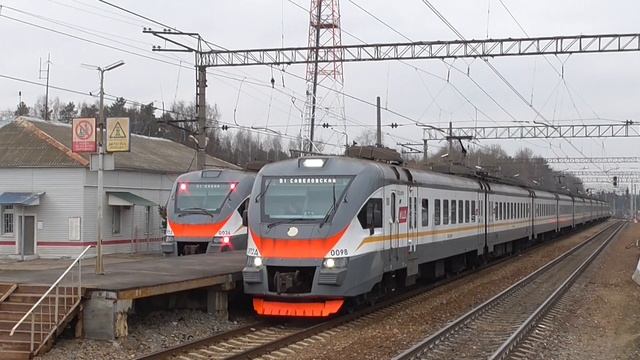 Электропоезда ЭП2Д-0098 и ЭП2Д-0036 разъезжаются на станции Вербилки смотреть онлайн