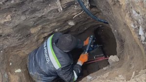 LEN-PROKOL. Врезка водопровода в чугунную магистраль. Работы по врезке выполняли под давлением.