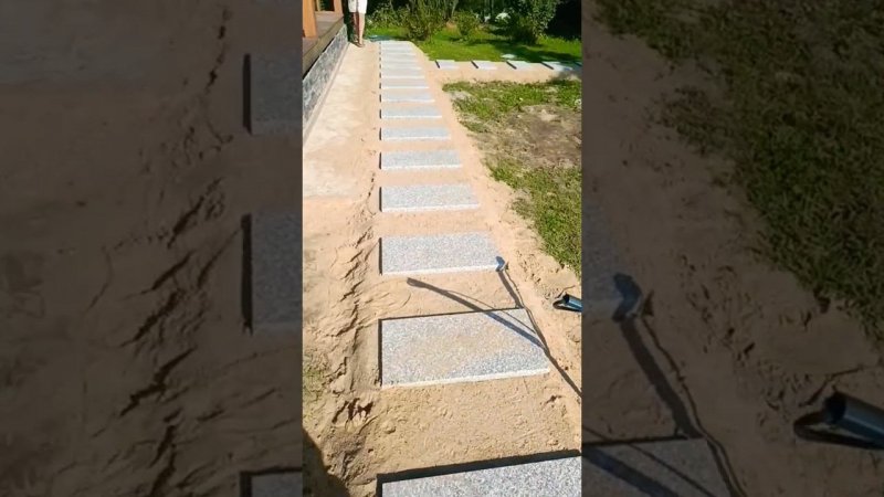 Пошаговая дорожка на участке.