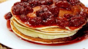Ванильные панкейки с клубничным вареньем