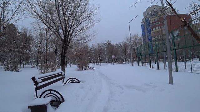 Караганда | в парке Вечного Огня лепят снеговика из свежего белейшего снега, выпавшего за ночь смотреть онлайн