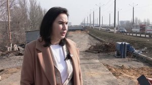 В ЛУГАНСКЕ ВОССТАНАВЛИВАЮТ МОСТ НА ПАРХОМЕНКО
