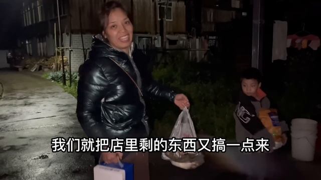娜姐妯娌抽空就去摘野菜，雨锅负责砍柴，妈妈煮鸡叫女儿回家吃饭 смотреть онлайн