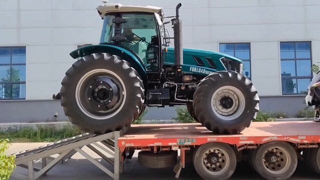 FORLOAD 300hp farm tractor with YUCHAI engine delivery to Russia dealer