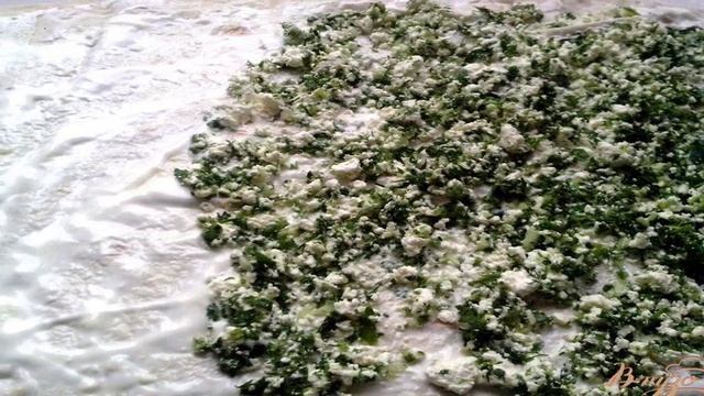 Рулет закусочный из лаваша с творогом, огурцом и шпинатом
