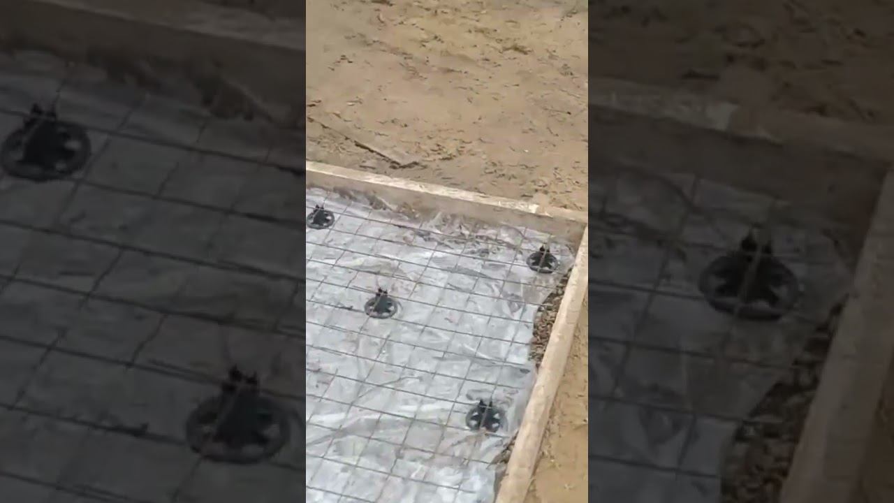 Бетонирование отмостки на участке, возим тачками